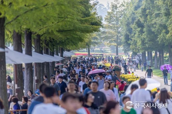 순천만국가정원에 관광객들이 인산인해를 이루고 있다.