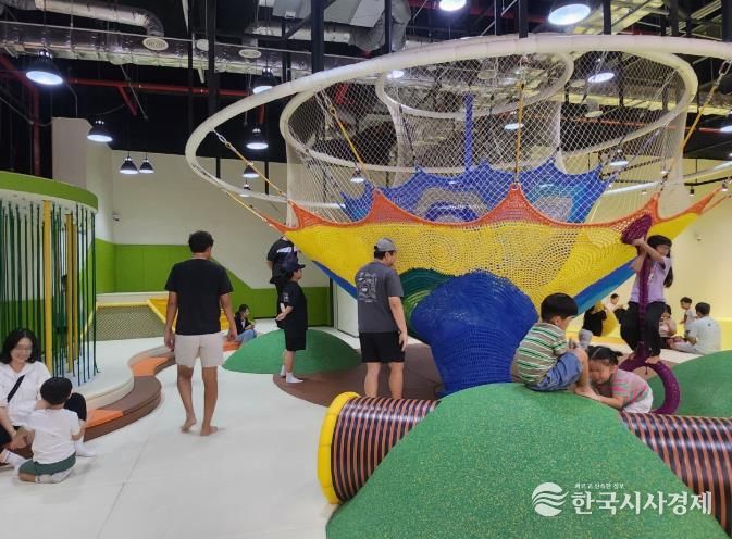 순천만잡월드 추석 이벤트로 꿈나래 놀이터가 무료로 개방되어 아이들이 마음껏 뛰어놀고 있다.