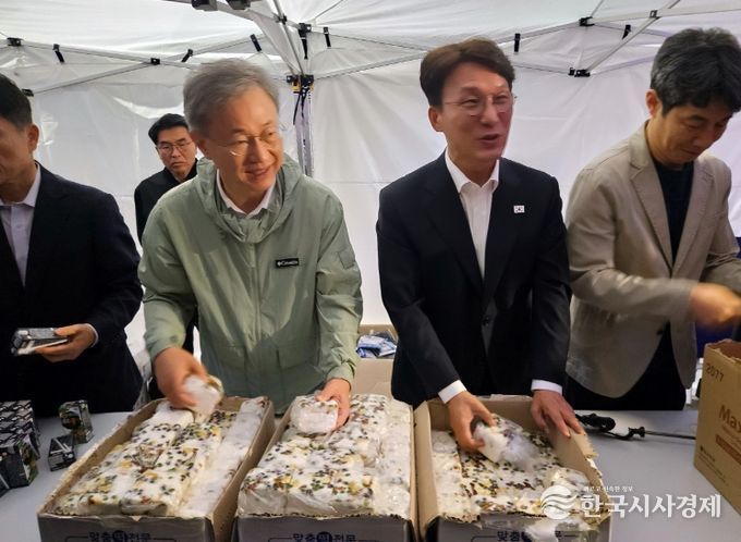 장인홍 구로구청장(왼쪽 두 번째)이 10일 남구로역 새벽인력시장을 찾아 근로자들에게 격려물품을 나눠주고 있다.