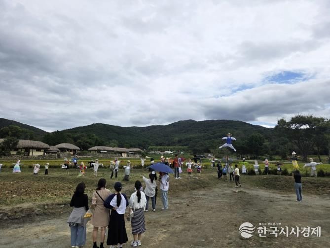 가족 허수아비 만들기 대회 전시 풍경