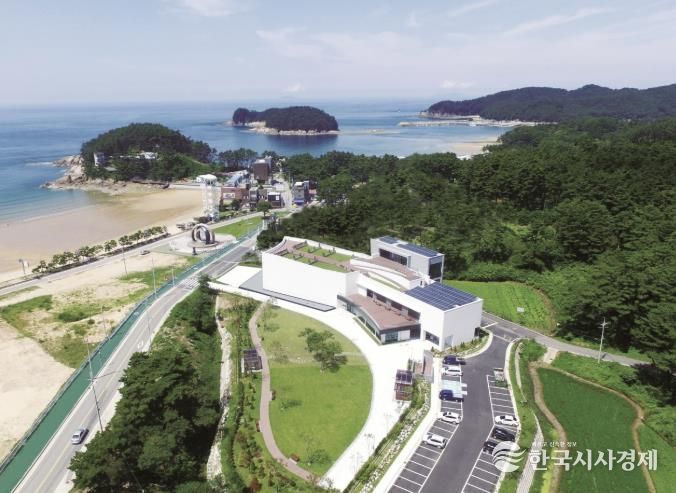 유류피해극복기념관 전경.