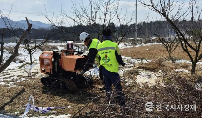 지난 2월 영농 부산물 파쇄단이 농가를 찾아 영농 부산물 파쇄를 지원하는 모습