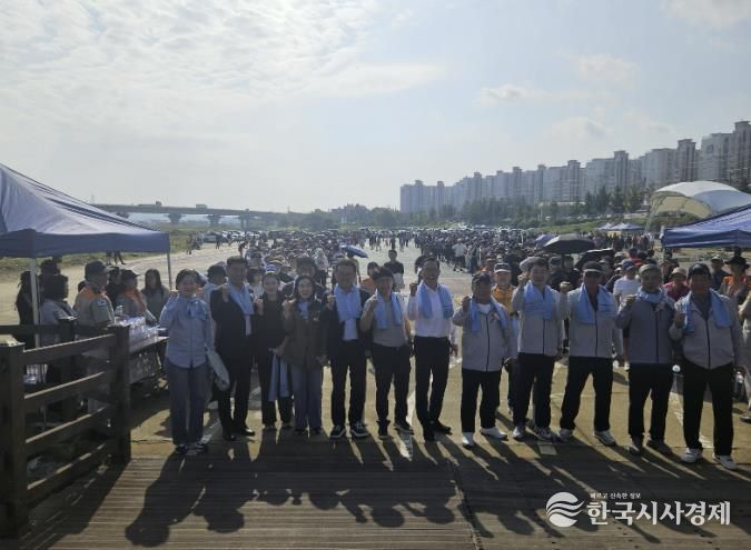 ‘2025년 배방읍 주민 건강 걷기대회’에 앞서 참여자들이 “화이팅”을 외치고 있다.