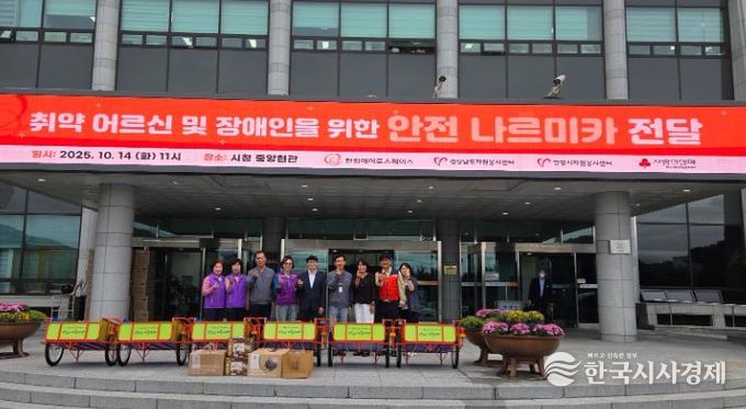 한화에어로스페이스 2사업장 관계자들이 밀양시를 방문해 안전나르미카 6대를 전달하고 있다.