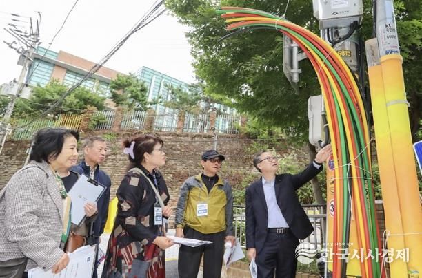 유성훈 금천구청장과 ‘주민정비추진단’이 정비된 폐선을 확인하고 있다