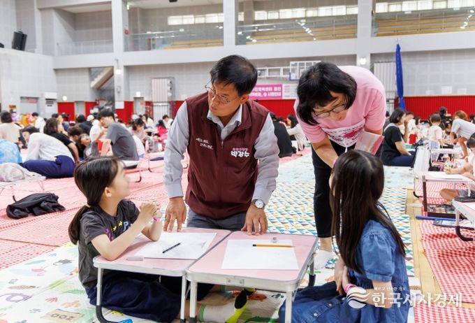 박강수 마포구청장이 그림 그리기 대회에 참석한 어린이와 인사하고 있다.