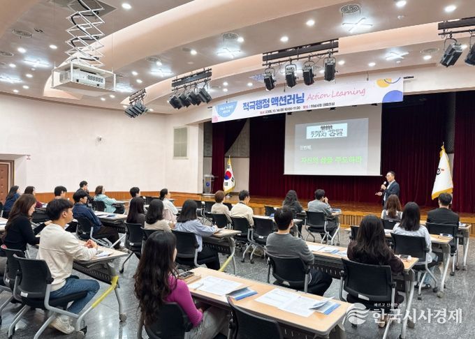 14일 시청 대회의실에서 열린 적극행정 심화교육 ‘적극행정 액션러닝’에서 최덕림 전 순천시 안전행정국장이 ‘순천만 성공신화’를 예로 들며 적극행정에 대해 강의하고 있다.