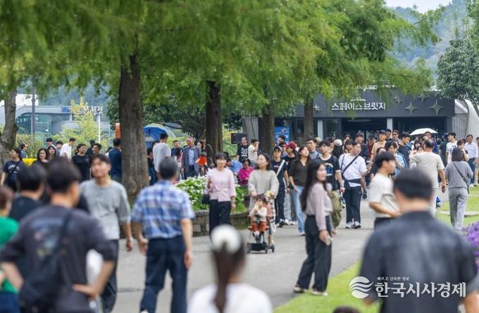 순천만국가정원 스페이스브릿지 앞 관람객들 모습