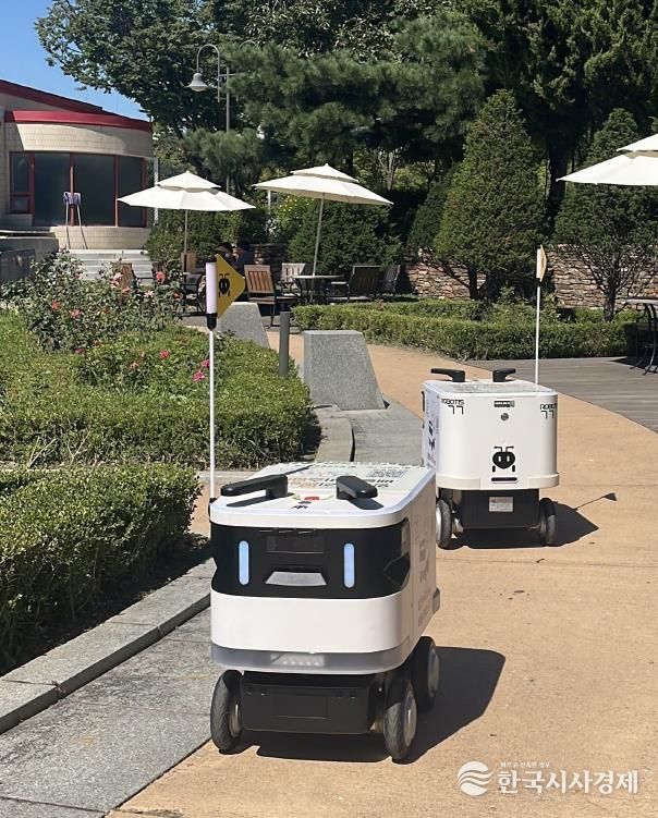 AI 자율주행 로봇이 공원을 돌며 순찰 활동을 펼치고 있다.
