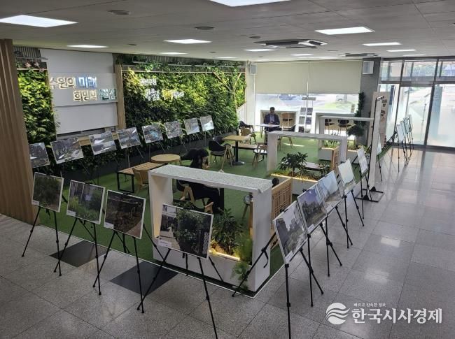 권선구청에서 새빛수원 손바닥정원 사진전시회가 열리고 있다.