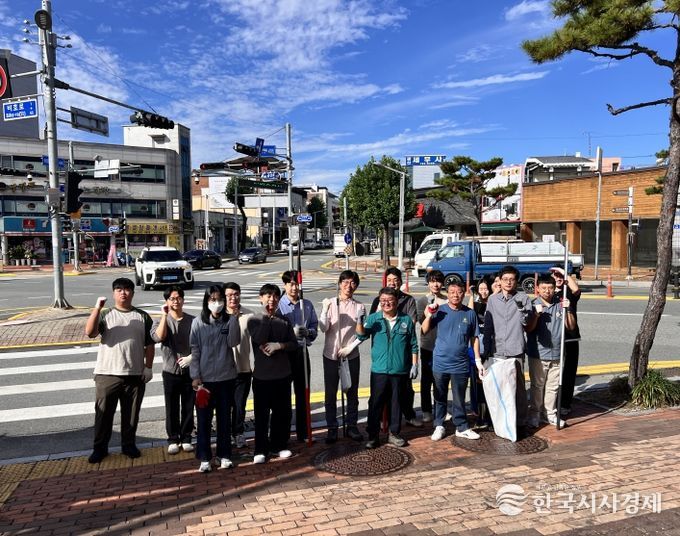 금산읍행정복지센터 직원들 가을맞이 시가지 환경정비 모습