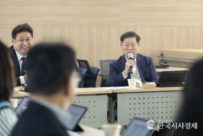 박승원 광명시장이 지난 15일 열린 광명시 평생학습원에서 개최한 '데이터와 사례로 보는 공공재정의 지역자산화 가능성'을 주제로 한 정책연구회에 참석해 발언하고 있다.