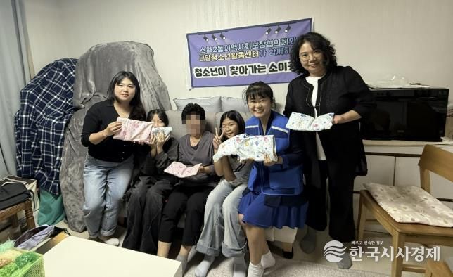 광명시 소하2동 지역사회보장협의체(위원장 박희만)는 지난 15일 디딤청소년활동센터 청소년들과 함께 거동이 불편한 어르신 가정을 방문하는 ‘찾아가는 소이곳간’ 활동을 진행했다.