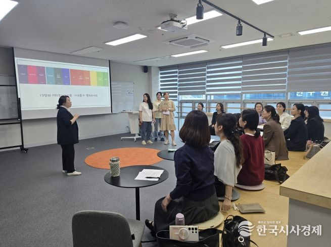 울산유아교육진흥원은 16일 울산교육연구정보원 차오름실에서 공립유치원 교원 17명을 대상으로 '찾아가는 맞춤형 연수(색 치유)'를 진행했다.