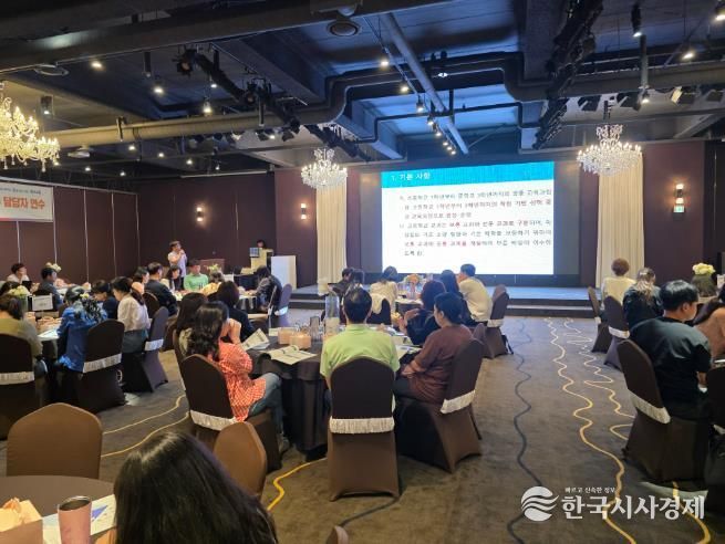 울산교육청이 17일 북구 한 연회장에서 '2026년 신입생 교육과정 설계 지원 일반계고 교육과정 업무 담당자 연수'를 진행하고있다