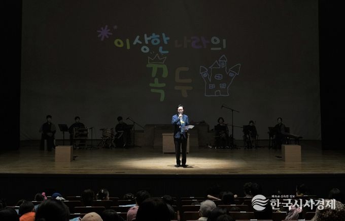 윤병태 시장이 지난 14일 나주문화예술회관에서 열린 종합예술극 ‘이상한 나라의 꼭두’ 공연에 앞서 인사말을 하고 있다.