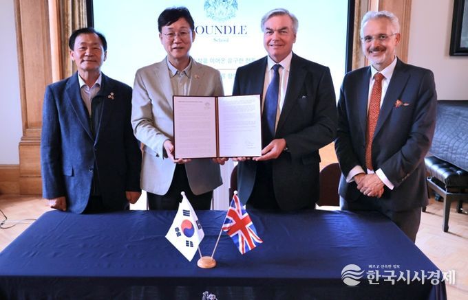 이민근 안산시장(왼쪽 두번째)이 팀 콜리지 온들스쿨 이사회 의장(오른쪽 두번째)과 도미닉 올리버 온들스쿨 교장(오른쪽 첫번째)으로부터 투자의향서를 전달받고 있다.