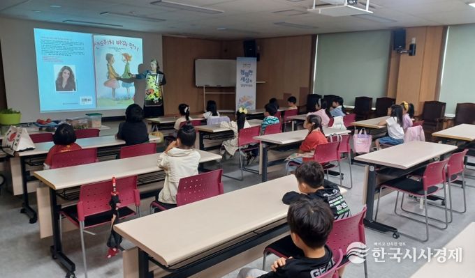 18일 동부도서관이 주관한 '하이디와 샌드위치 만들기' 일일 특강에 참여한 학생들이 강의를 듣고있다