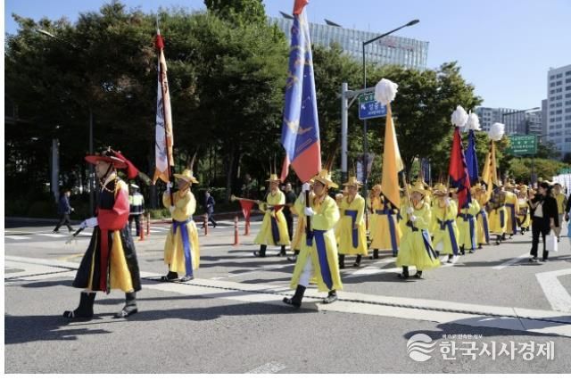 제18회 마포나루 새우젓축제를 알리는 행렬이 마포구민광장에서 출발했다.