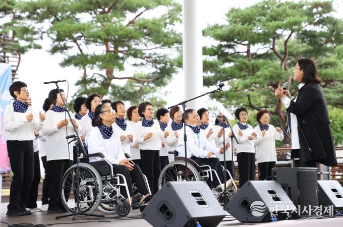 시민과 함께한 제8회 충주시평생학습박람회 성료(동아리의 노래 공연)