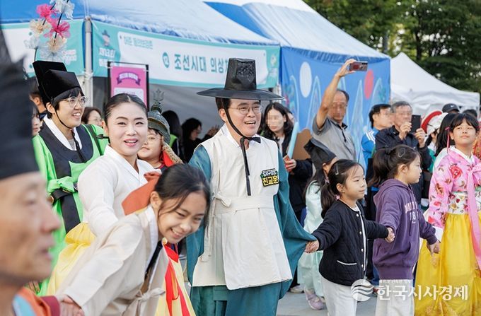 어의 허준 복장을 한 진교훈 강서구청장이 제23회 허준축제에서 아이들과 함께 원을 그리며 강강술래를 하고 있다.