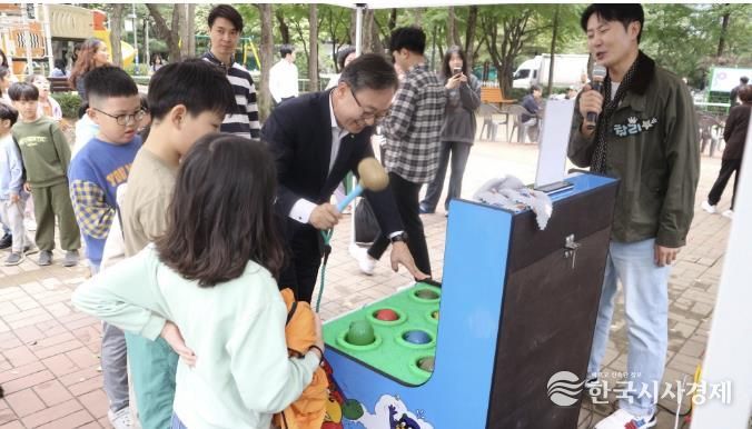 유성훈 금천구청장이 18일 열린 공감학교 행사에서 ‘갈등타파 두더지게임’을 즐기고 있다