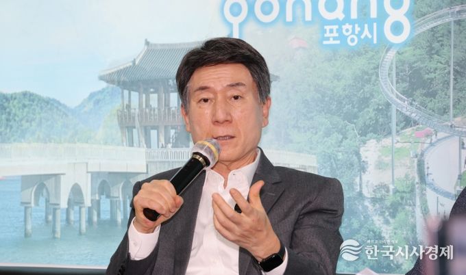 이강덕 포항시장은 21일 시청 브리핑룸에서 영국·아이슬란드 방문 성과를 설명하고 “이번 방문은 포항이 세계와 함께 성장하는 지속가능 도시로 나아가는 중요한 출발점이 됐다”고 밝혔다.