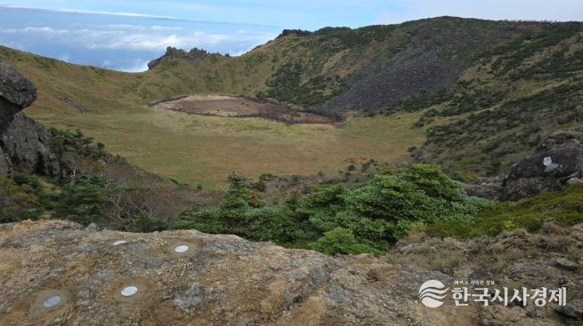 백록담 남쪽 내벽에 설치된 추적표식판 전경