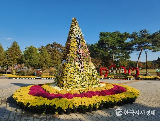 대형 조형탑 국화