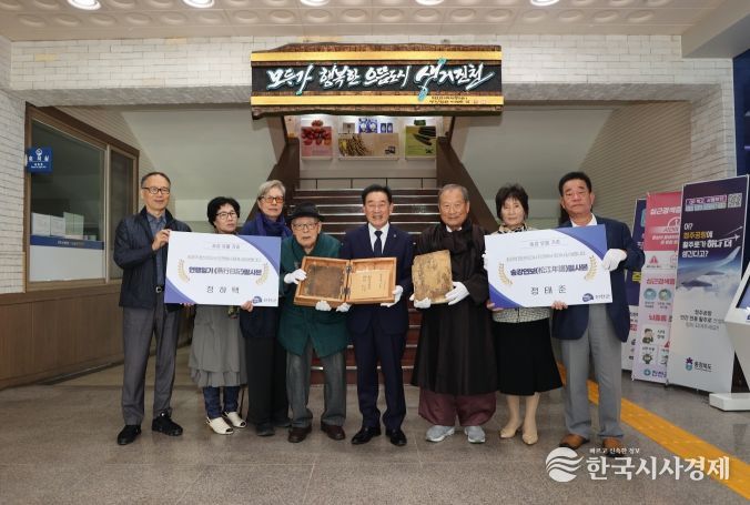 송강 정철 관련 자료 기증식 사진(송기섭 군수 왼쪽 정하택, 오른쪽 정태준)