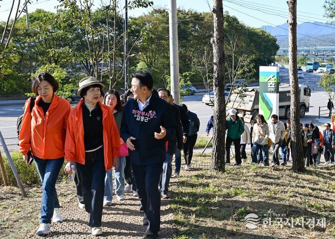 김동근 시장이 10월 22일 ‘2025년 통장 소통‧어울림 화합 한마당’ 행사에서 통장들과 소통하고 있다.