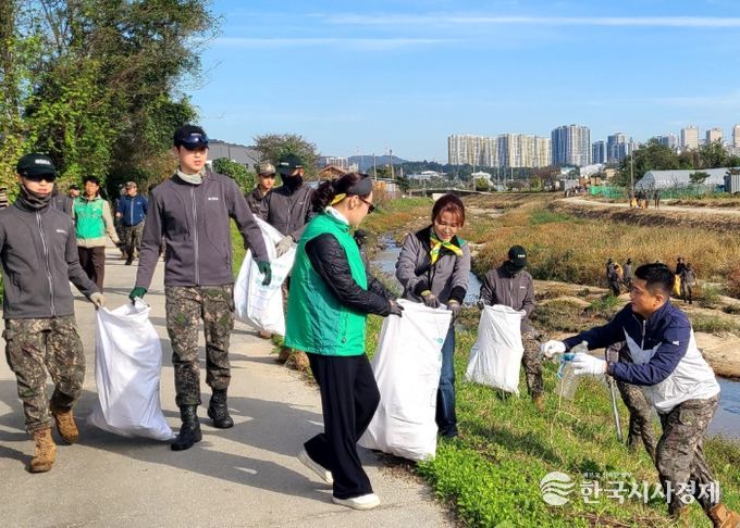 양주시새마을회 새마을문고, 샘내 천변 ‘건강과 환경을 지키는 줍킹데이’ 활동 실시