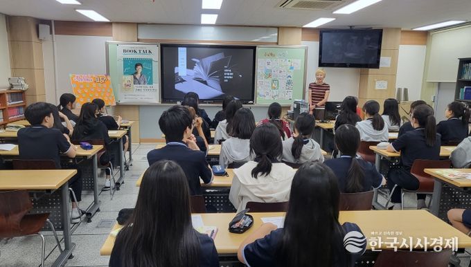 ‘솔라의 정원’ 김혜정 작가가 천안지역 학교에 방문해 청소년들과 소통하고 있다.