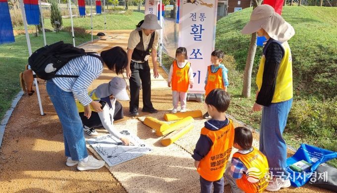 23일 무지개 축제에서 아이들이 활쏘기 체험과 멧돌을 체험해 보고 있는 모습