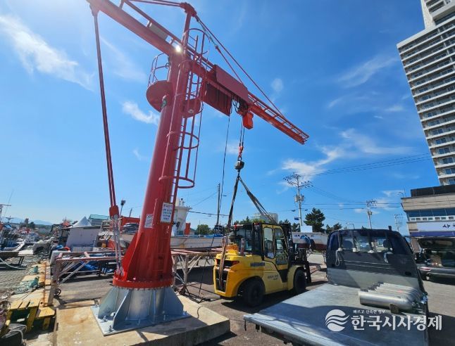 강릉시 사천진항, 안인진항에 소형어선 인양기 설치