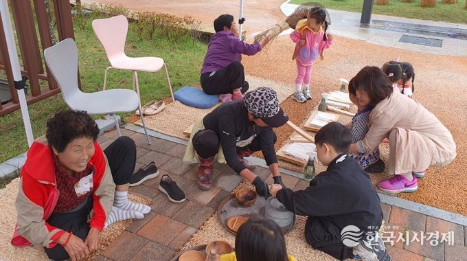 세종유아생태체험센터 솔솔놀이터(금남면 영대리)에서 마을 주민들이 함께 운영하는 ‘전통 놀이 한마당’ 프로그램이 진행되고 있다.