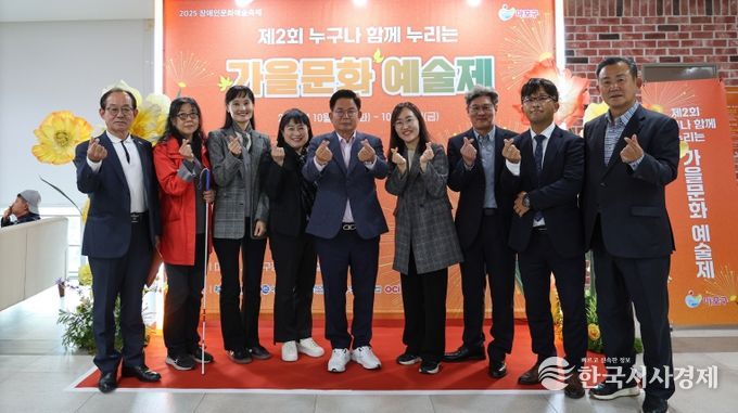 박강수 마포구청장이 제2회 누구나 함께 누리는 가을문화예술제에 참석했다