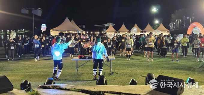 지난 24일 삼문동 밀양강변 일원에서 열린 제2회 나이트런 인 밀양 행사 참가자들이 본격적인 달리기에 앞서 준비운동을 하며 몸을 풀고 있다.