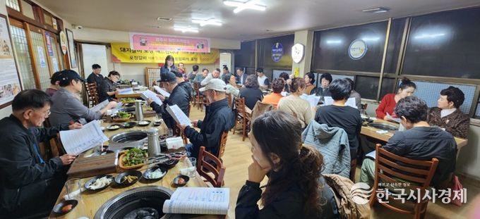 경주시는 23일 지역 착한가격업소를 대상으로 APEC 정상회의 대비 간담회 및 친절서비스 교육을 개최했다. 사진은 간담회에 참석한 업소 대표들이 안내 자료를 살펴보고 있는 모습.