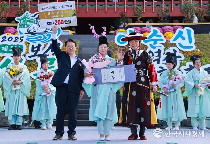 보성군, 전국 최초 ‘제1회 보성 열선루 이순신 장계 쓰기 대회’ 성황_문금주 국회의원(왼쪽), 일반부 대상 서은애(전남 순천, 36세), 김철우 보성군수가 수상을 축하하고 있다.