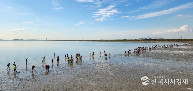 ‘2025 시화호 갯벌 맨발걷기 페스타’ 로 치유ㆍ회복 시간 선사