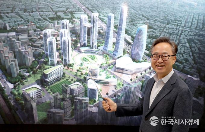 유성훈 금천구청장이 공군부대 개발 조감도를 설명하고 있다