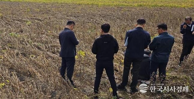 괴산군 관계자들이 농작물 피해 현황을 조사하고 있다