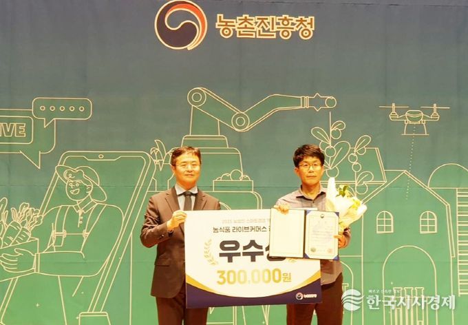 오른쪽 이재열