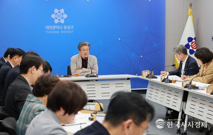 정용래 유성구청장이 27일 오전 주간간부회의를 통해 실종 노인 수색을 지시하고 있다