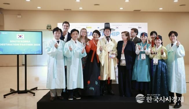 22일 세비야 피베스에서 이상일 시장과 시 대표단이 한복을 입고 기념사진을 촬영하고 있다