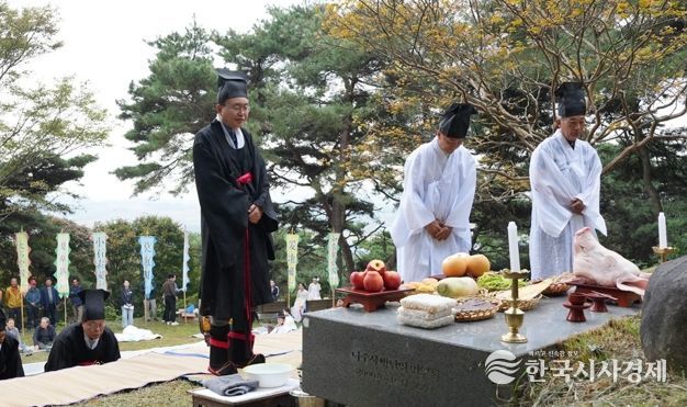 윤병태 나주시장이 지난 25일 전남 나주시 반남면 자미산 고분군 일원에서 ‘자미산 천제‧고분제’를 봉행하고 있다.