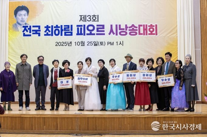 전국 최하림 시낭송대회에 최종 선발된 14명의 시낭송가는 시인의 고향인 팔금면에서 열띤 경합을 펼쳤다.