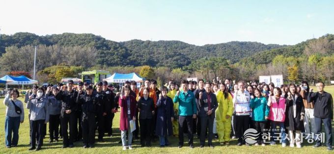 최충규 대덕구청장과 관계기관 관련자들이 28일 금강로하스 대청공원에서 열린 ‘2025년 대전 대덕구 생물테러 대비․대응 현장훈련’ 후 기념 촬영을 하고 있다.