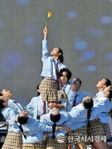 25일 ‘제2회 지역대표공연예술제-무안 네가 꽃’에서 펼쳐진 무대 공연